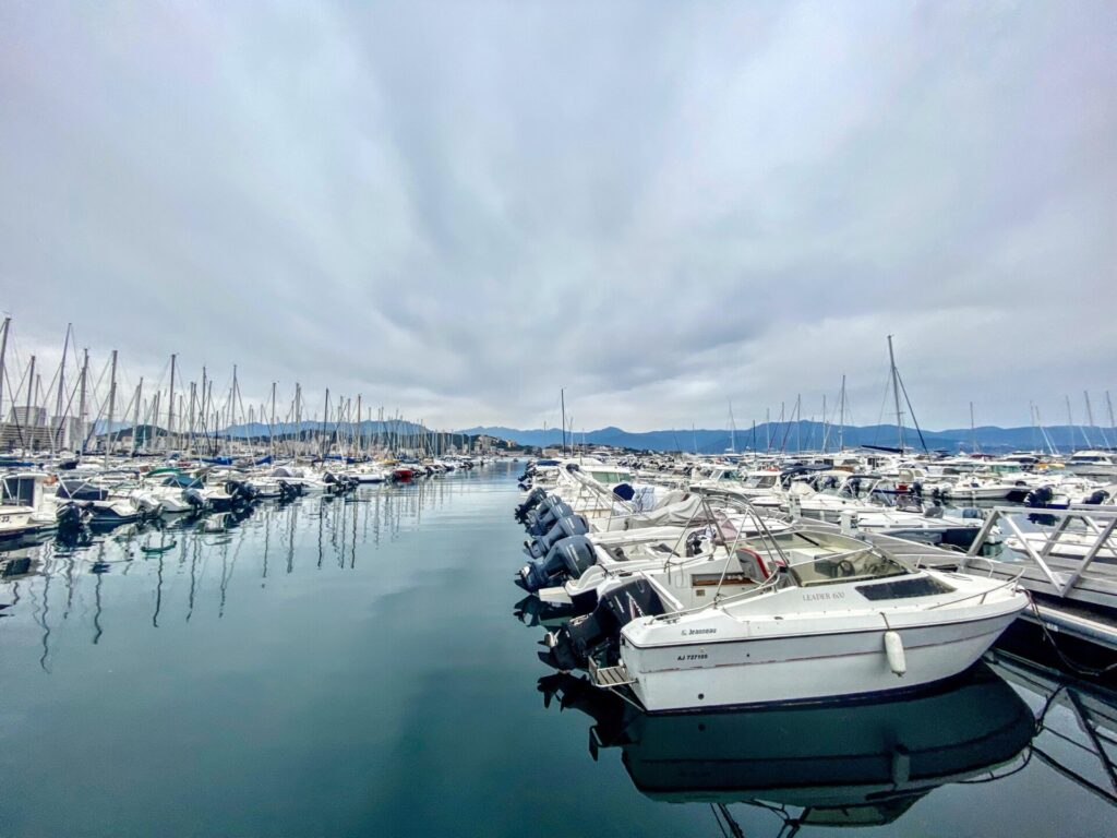 Kleiner Yacht-Hafen mit vielen Booten in Ajaccio