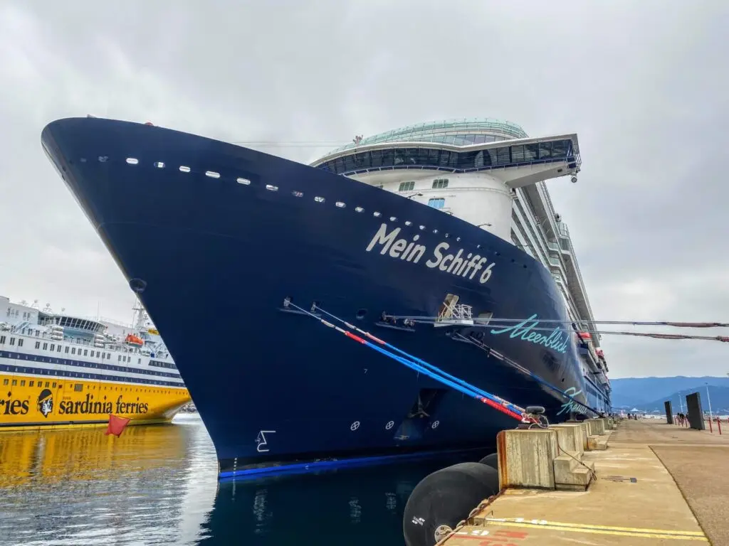 Mein Schiff 6 am Pier in Ajaccio