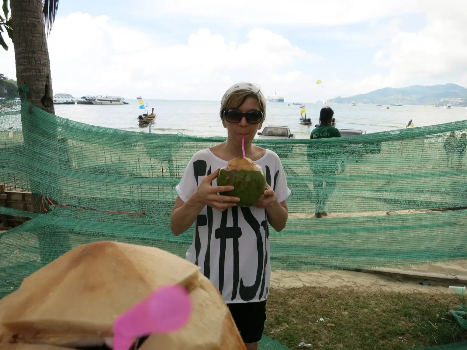 Frau mit Cocus Nuss Phuket