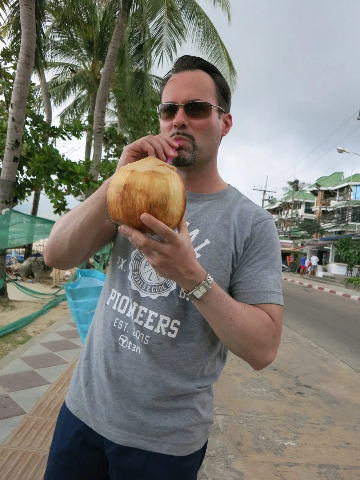 Mann mit Cocus-Nuss in Phuket