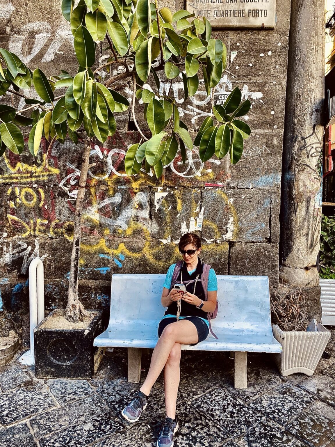 Frau auf einer Bank im Zentrum von Neapel