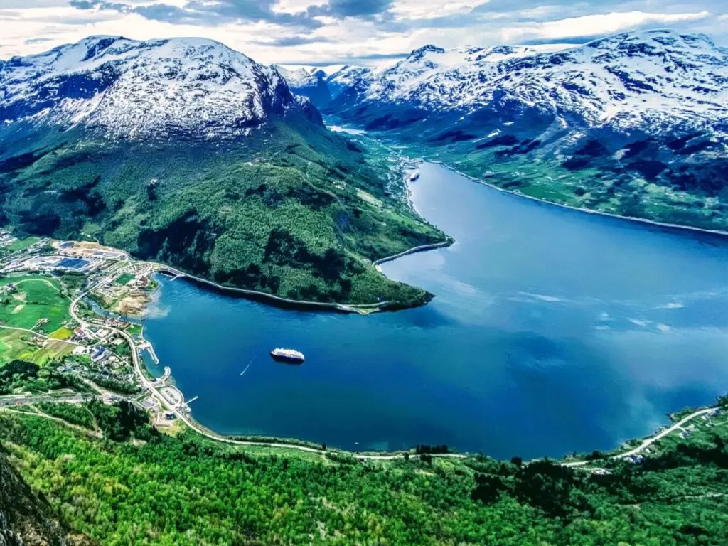 Ausblick vom Hoven auf Olden und die schneebedeckte Berglandschaft mit Fjord