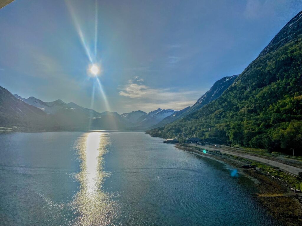 Sonnenuntergang am Fjord in Andalsnes