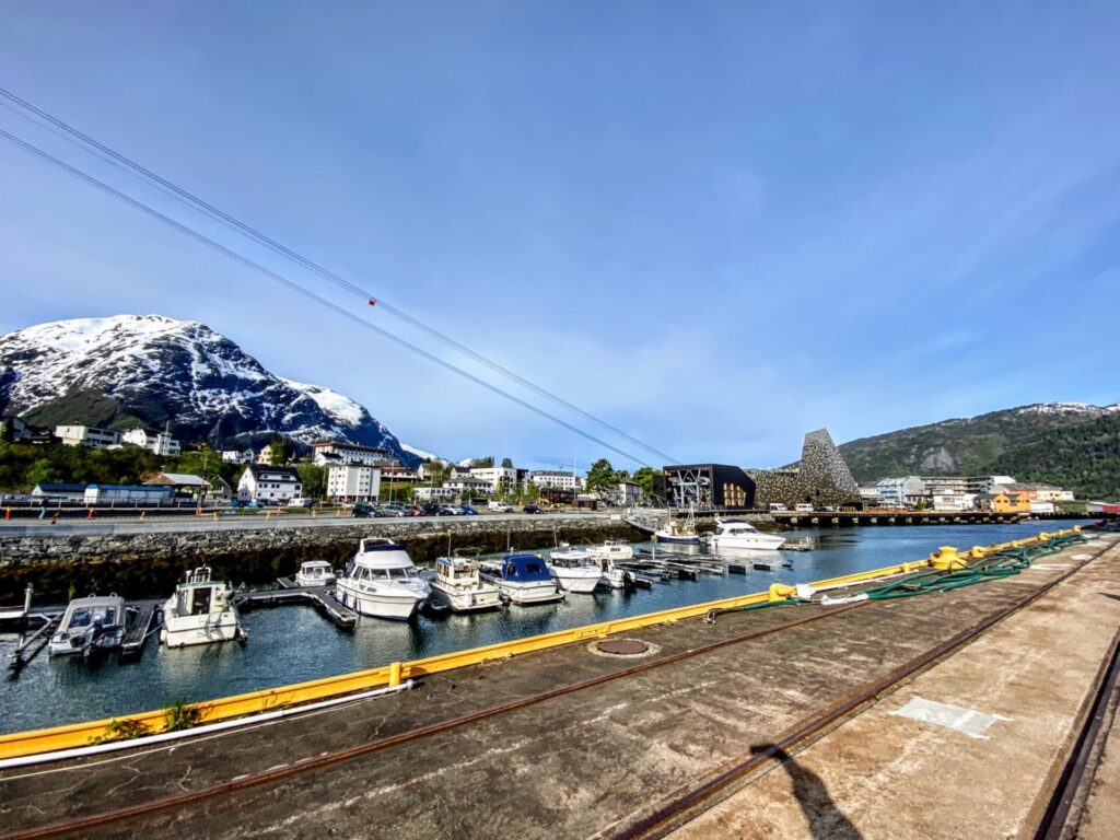 Mein Schiff am Hafen von Andalsness mit Pier