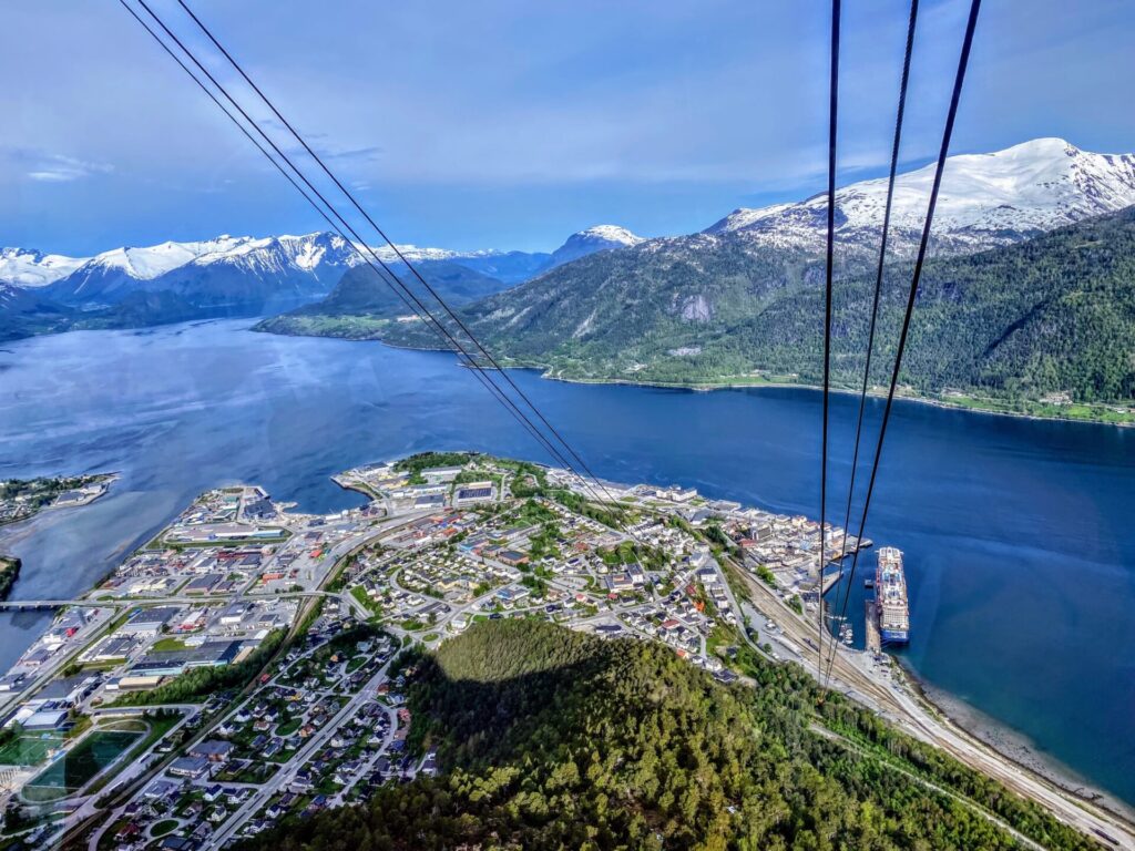 Blick vom Nesaksla auf die Natur, Fjord und Andalsnes