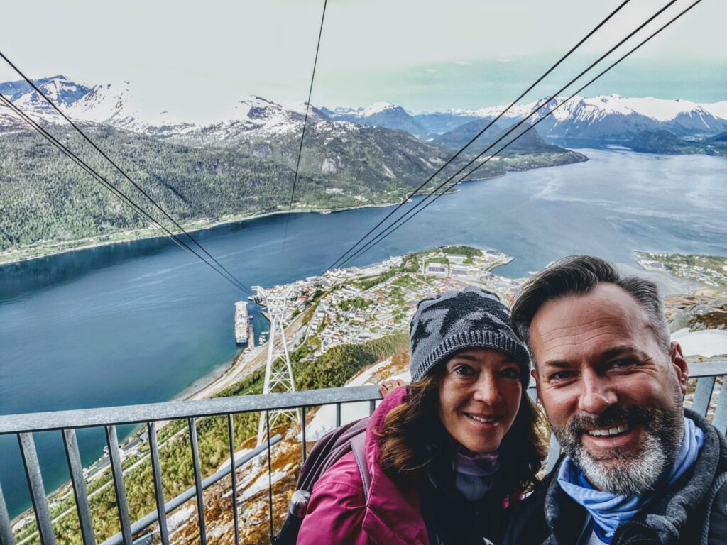 Aussicht vom Nesaksla in Andalsnes mit Pärchen