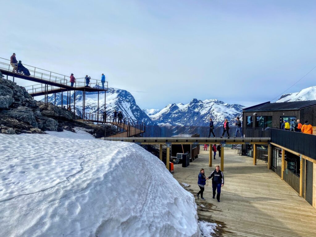 Bergstation Nesaksla mit Schnee