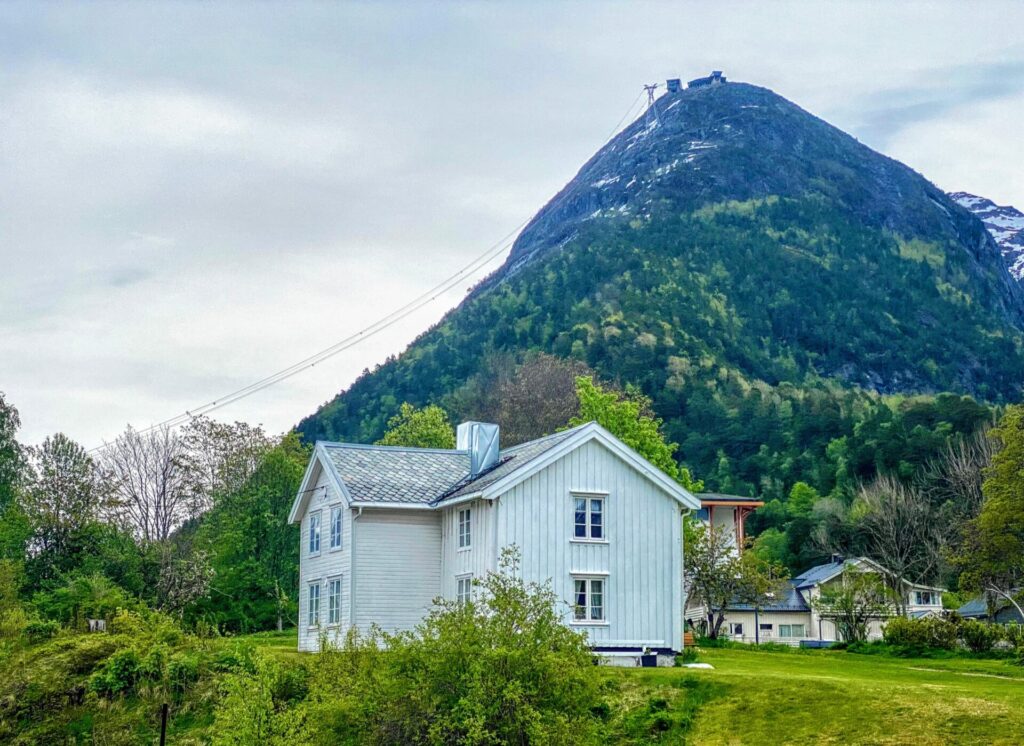 Norwegisches weißes Holzhaus in Andalsnes