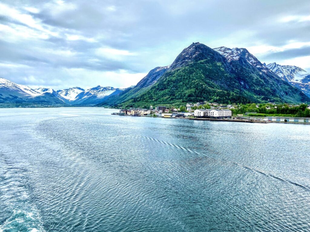 Fjord und schneebedeckte Bergwelt in Andalsnes