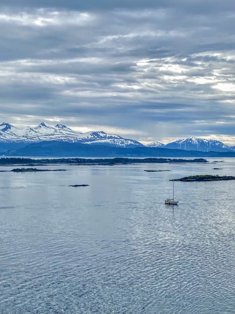 Fjord und schneebedeckte Bergwelt in Andalsnes