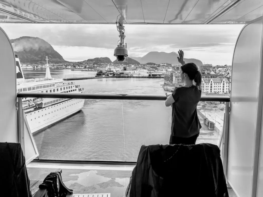 Frau auf Balkonkabine auf der Mein Schiff
