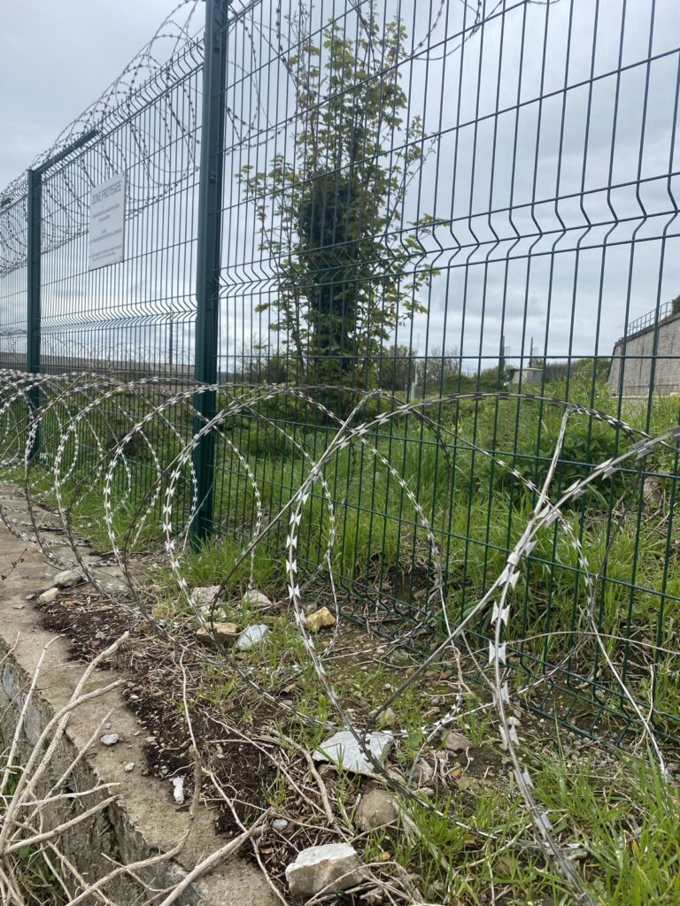 Stacheldrahtzaun neben Wanderweg