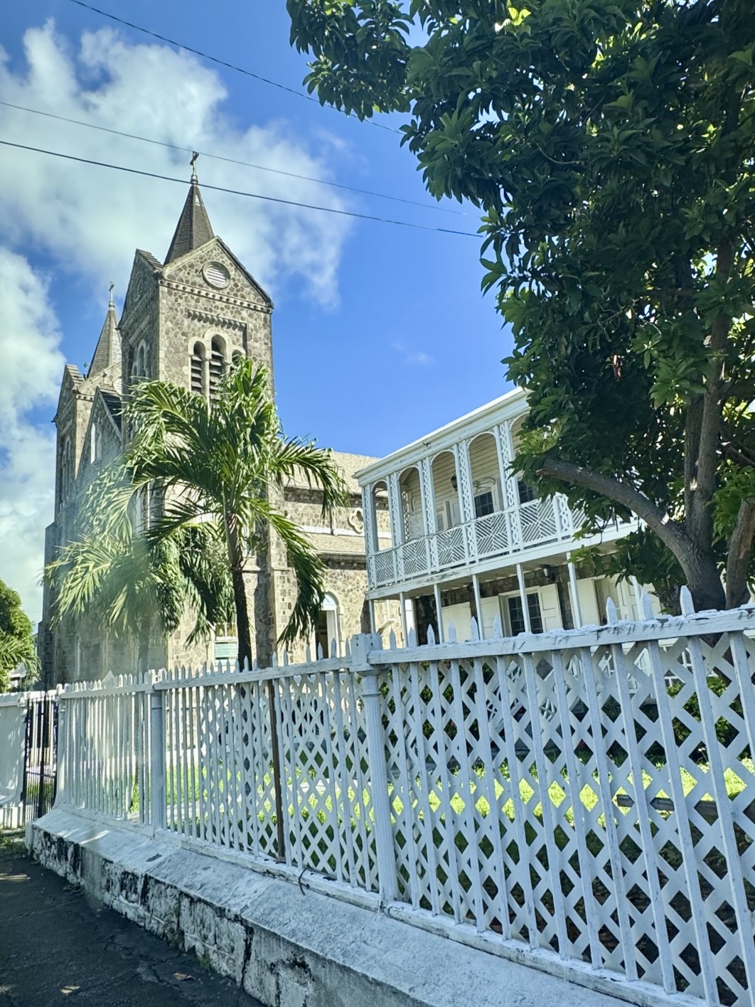Historische Steinkirche in St. Kitts mit gotischem Turm und weißer Kolonialarchitektur