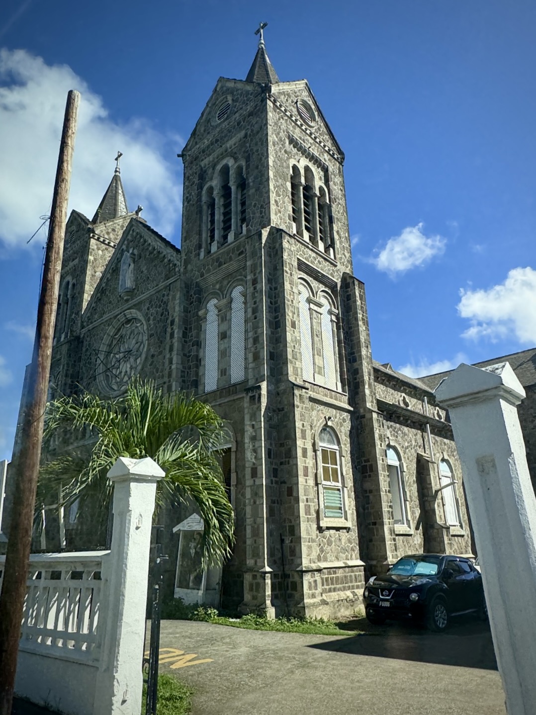 Historische Steinkirche in St. Kitts mit gotischem Turm und weißer Kolonialarchitektur
