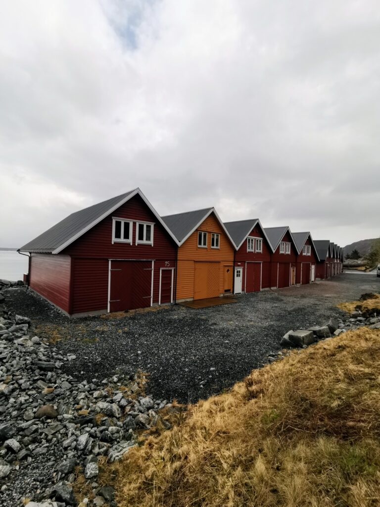Bunte Holzhäuser in Alnes Norwegen