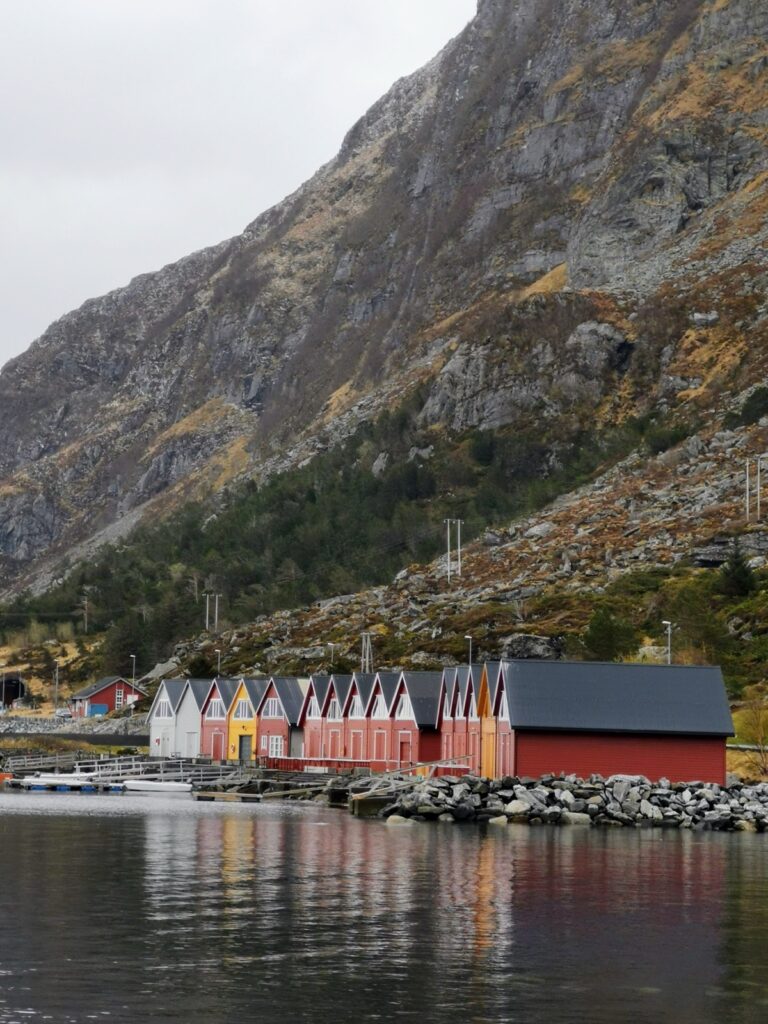 Bunte Holzhäuser in Alnes Norwegen