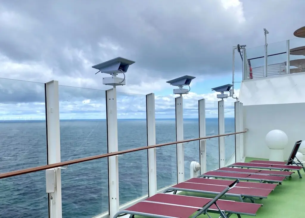Internet-Satelliten auf einem Kreuzfahrt-Schiff (hier AIDA)