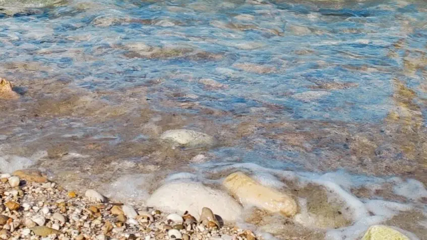 Küste mit Steinen am Meer in Bari
