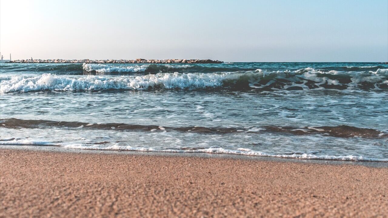 Küste mit Steinen am Meer in Bari