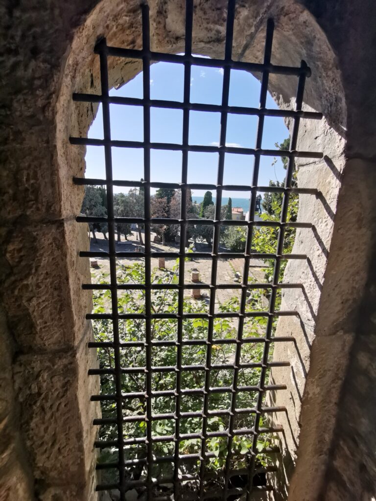 Fenster im Castello di San Giusto in Triest