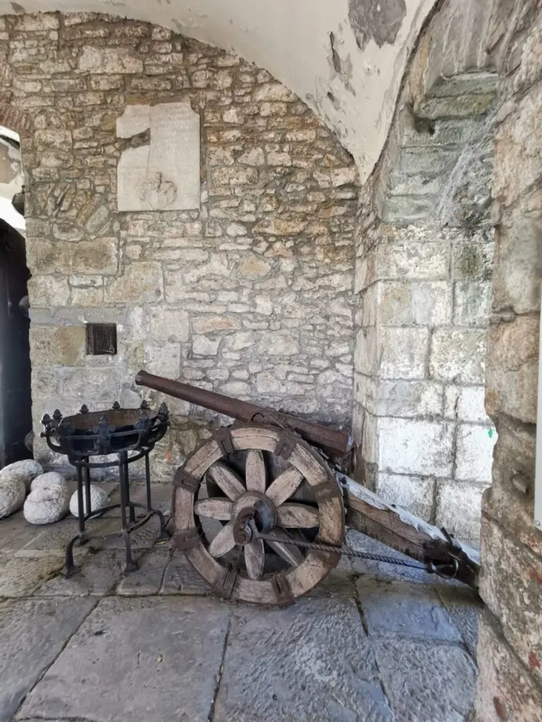 Alte Kanone im Castello di San Giusto in Triest