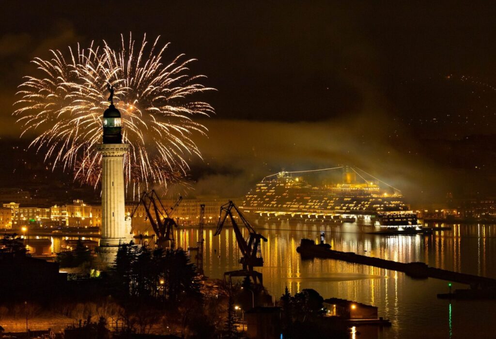 Faro della Vittoria - Leuchtturm des Sieges mit Feuerwerk in Triest