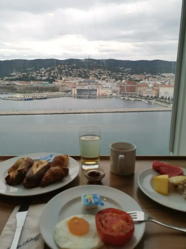 Blick auf den Hafen vom Triest beim Frühstück