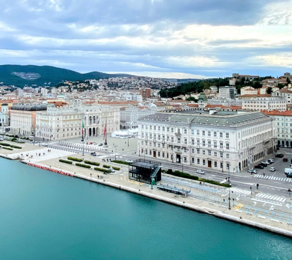 Blick auf den Hafen und die Stadt Triest
