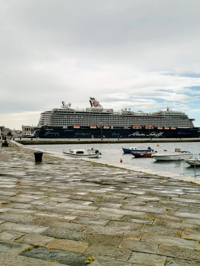 Hafen von Triest mit Kreuzfahrtschiff