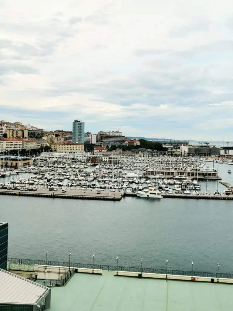 Blick auf den Yachthafen von Triest