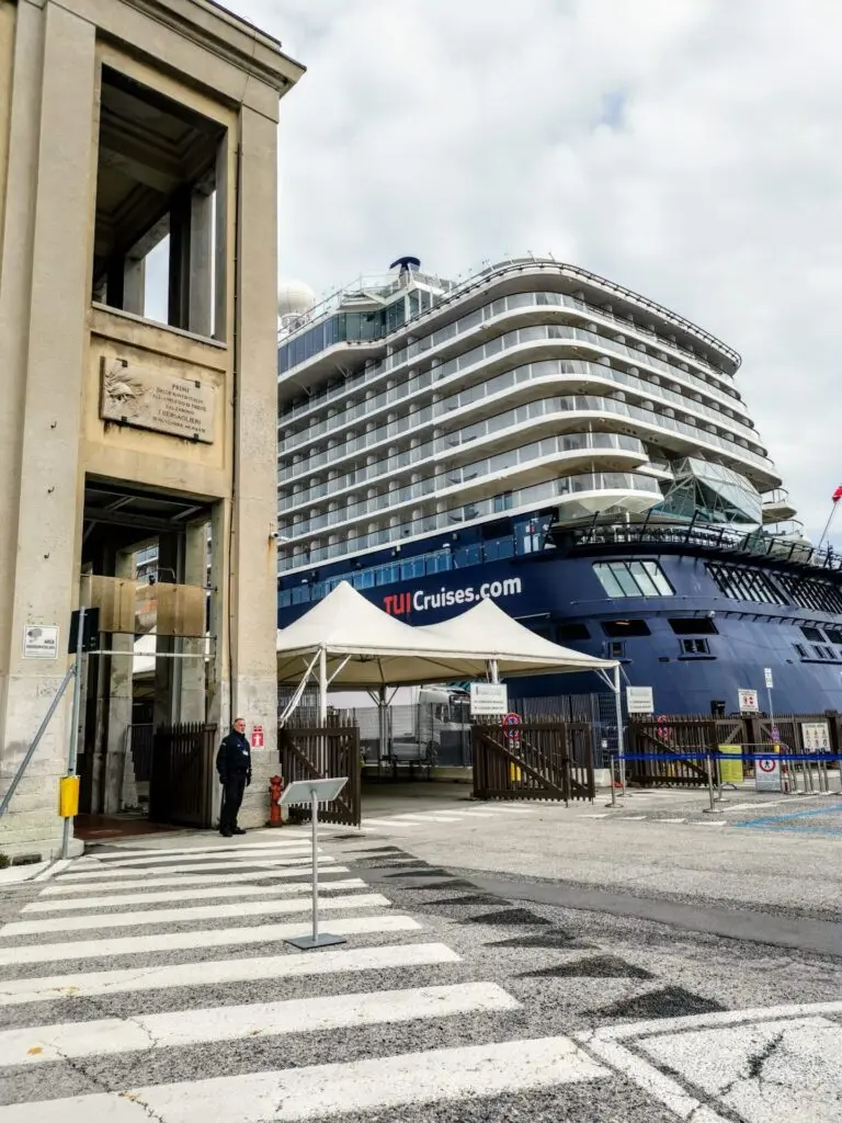 Fußgängerweg vom Hafen Triest zum Kreuzfahrtschiff