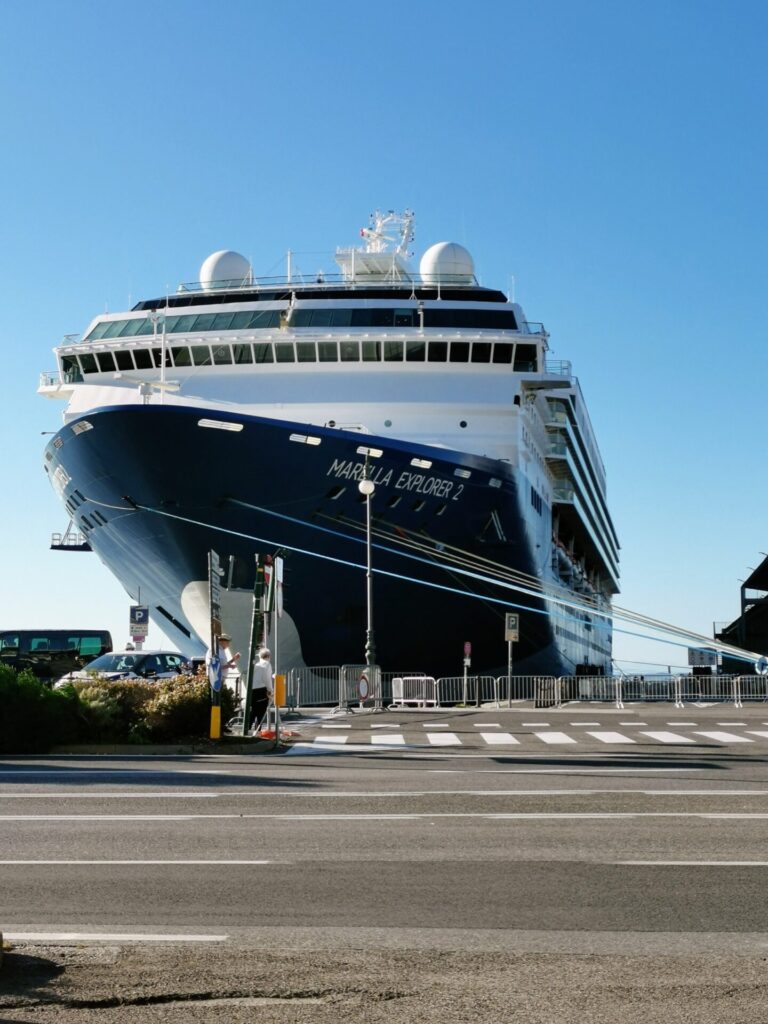 Kreuzfahrtschiff am Hafen von Triest