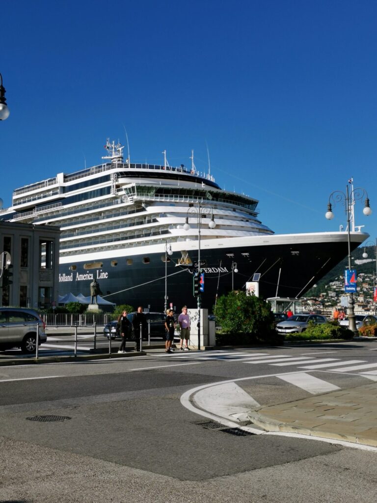 Kreuzfahrtschiff am Hafen von Triest