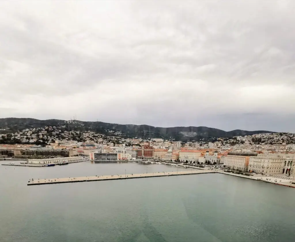 Blick auf den Hafen von Triest mit langem Steg Molo Audace