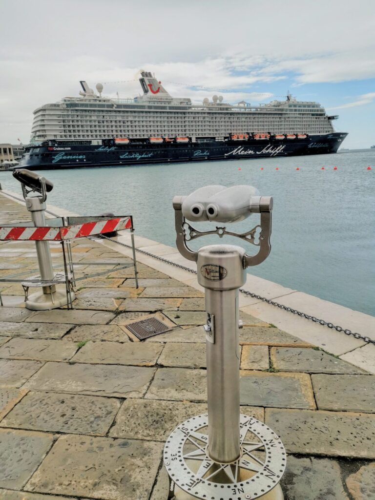 Mein Schiff am Hafen von Triest