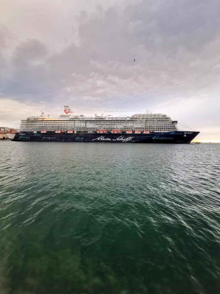 Mein Schiff am Hafen von Triest