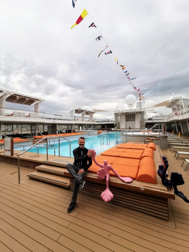 Mein Schiff Mann auf Pooldeck