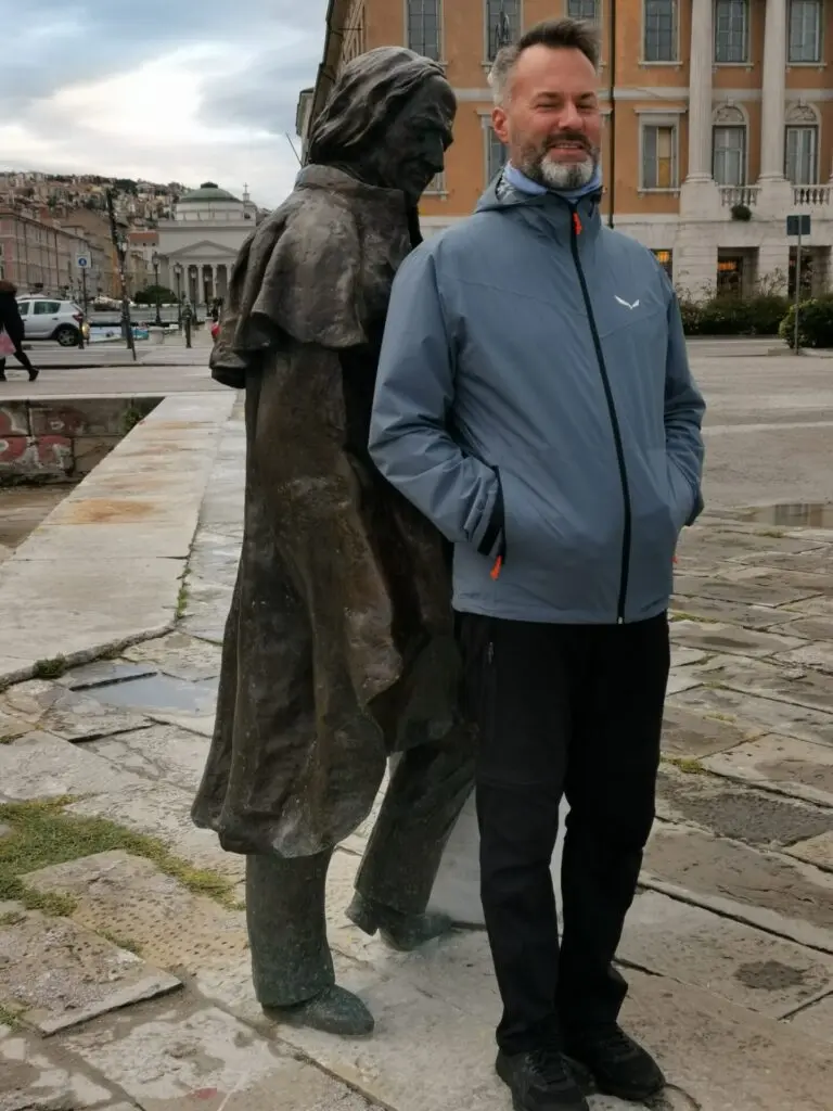 Statua Josef Ressel mit Mann am Hafen von Triest