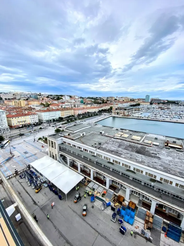 Blick auf den Hafen von Triest mit Kreuzfahrtterminal