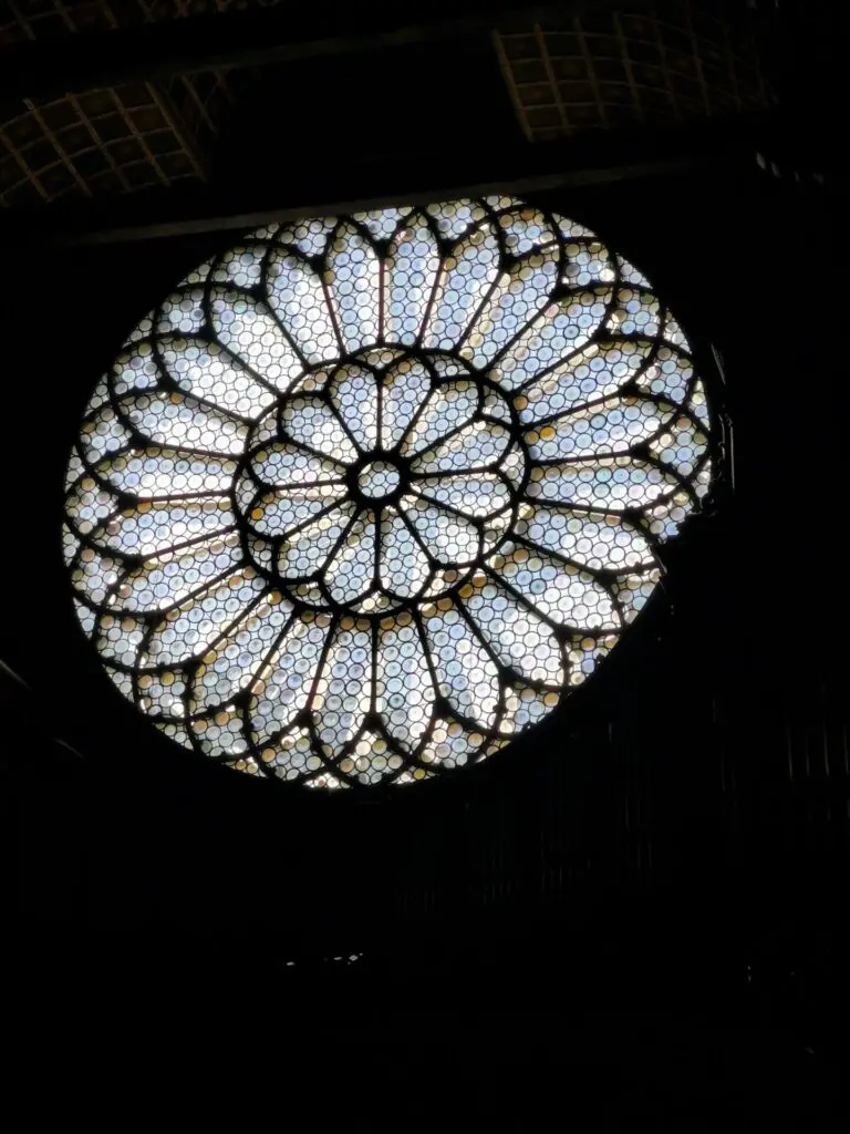 Fensterrosette über dem Eingang der Kathedrale von Triest