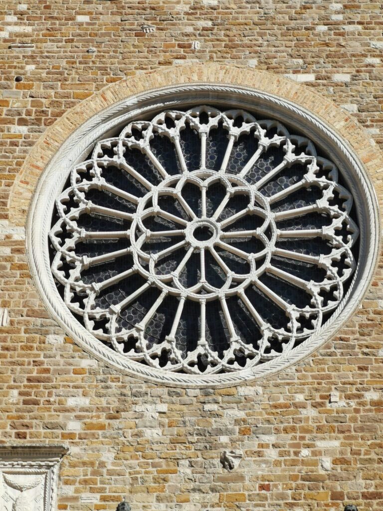 Fensterrosette über dem Eingang der Kathedrale von Triest
