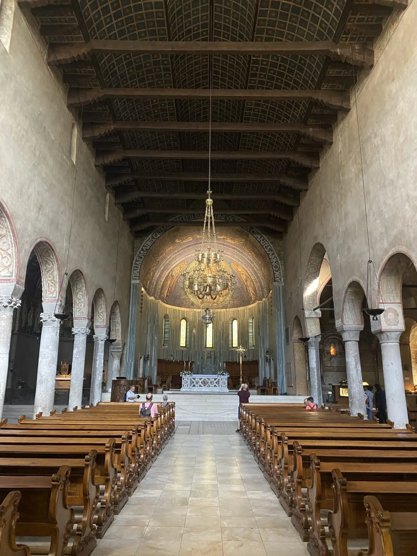 Kathedrale von Triest von innen Mittelgang