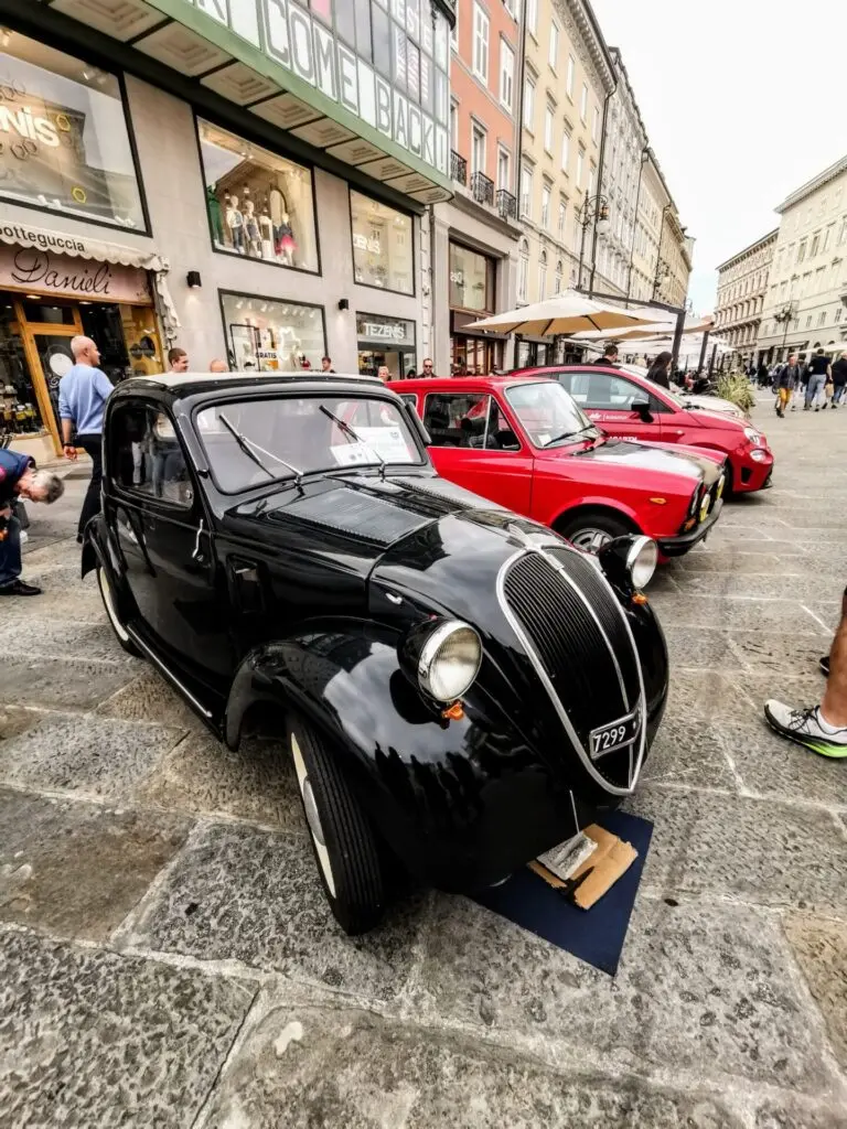 Oldtimertreffen Piazza della Borsa in Triest