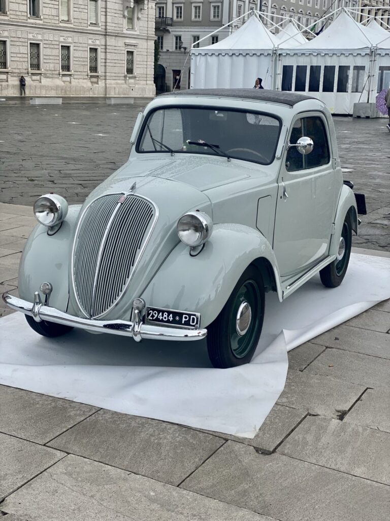 Oldtimertreffen Piazza Unità d'Italia in Triest