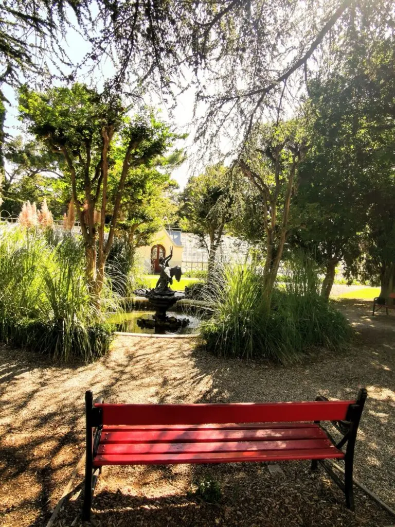 Garten mit Bank im Castello di Miramare in Triest