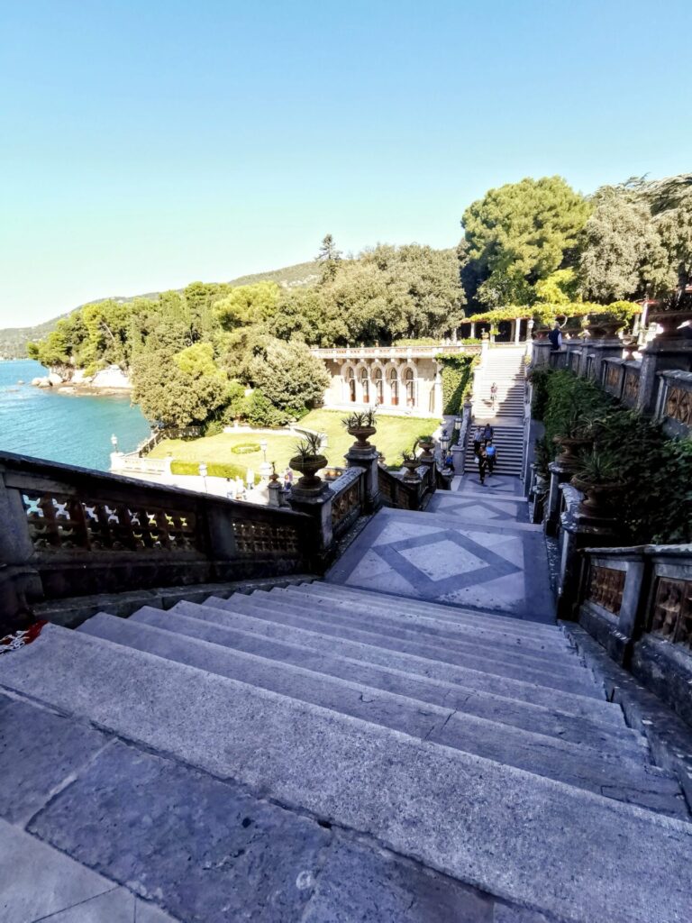 Treppe vor dem  Castello di Miramare in Triest