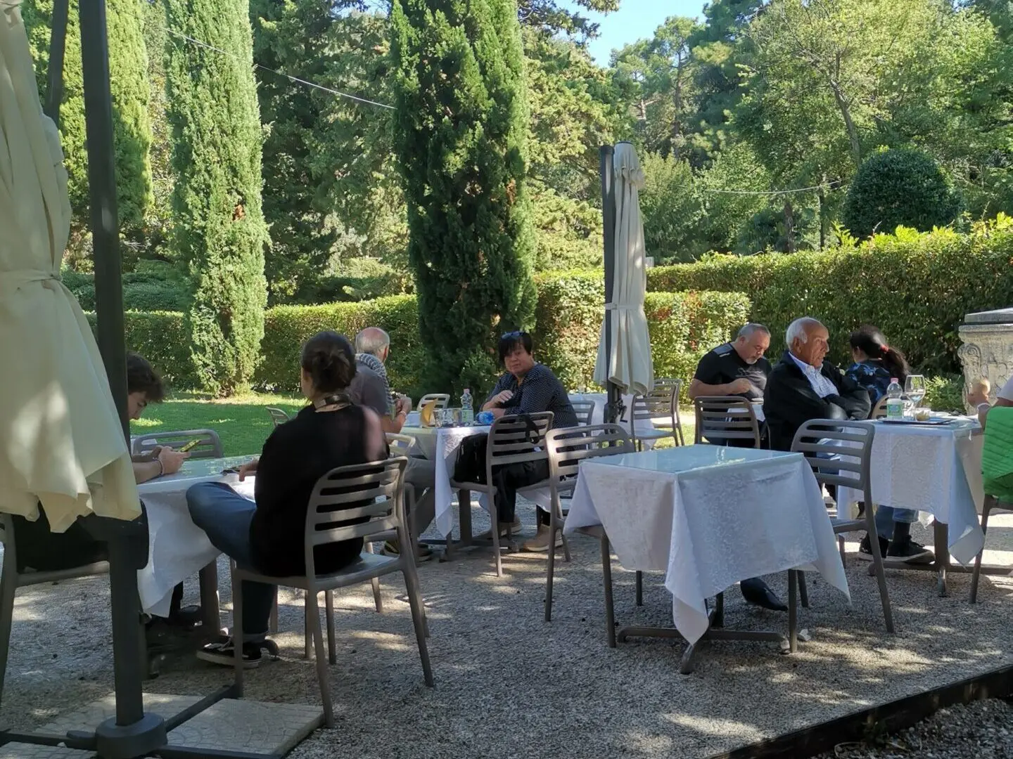 Café im Garten des Castello di Miramare in Triest
