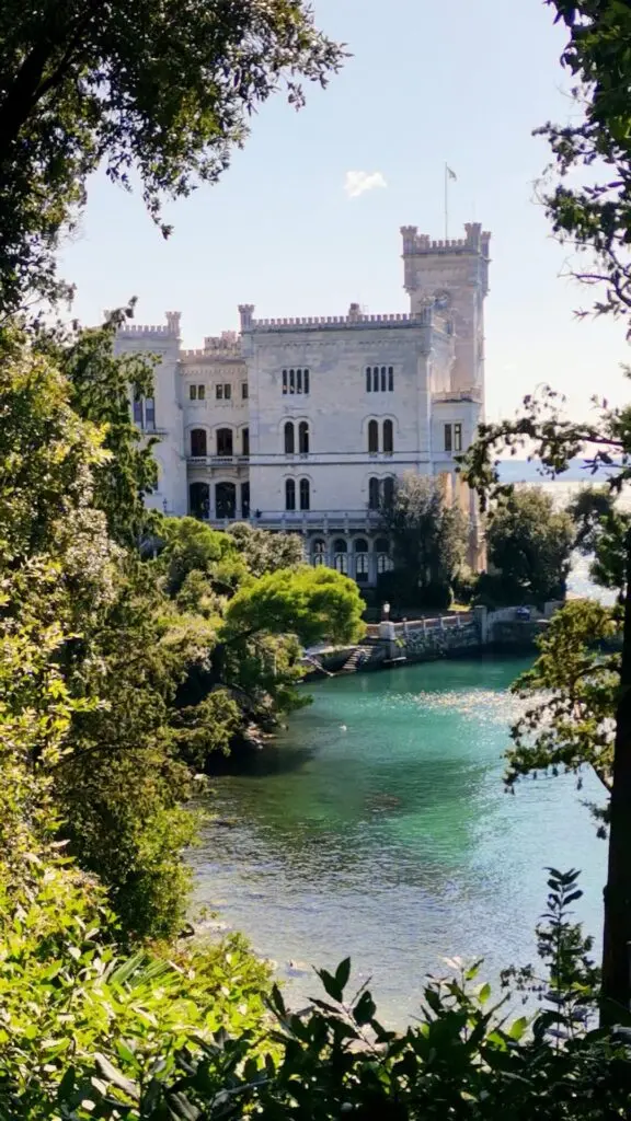 Blick auf das Castello di Miramare in Triest