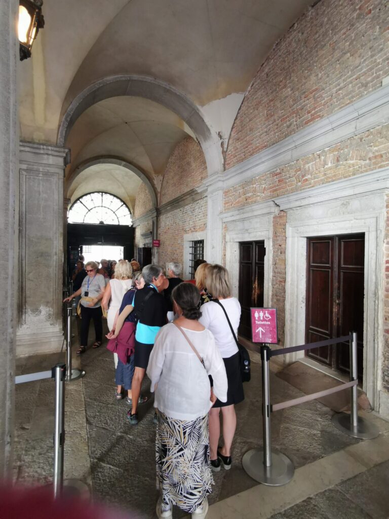 Warteschlange Dogenpalast in Venedig