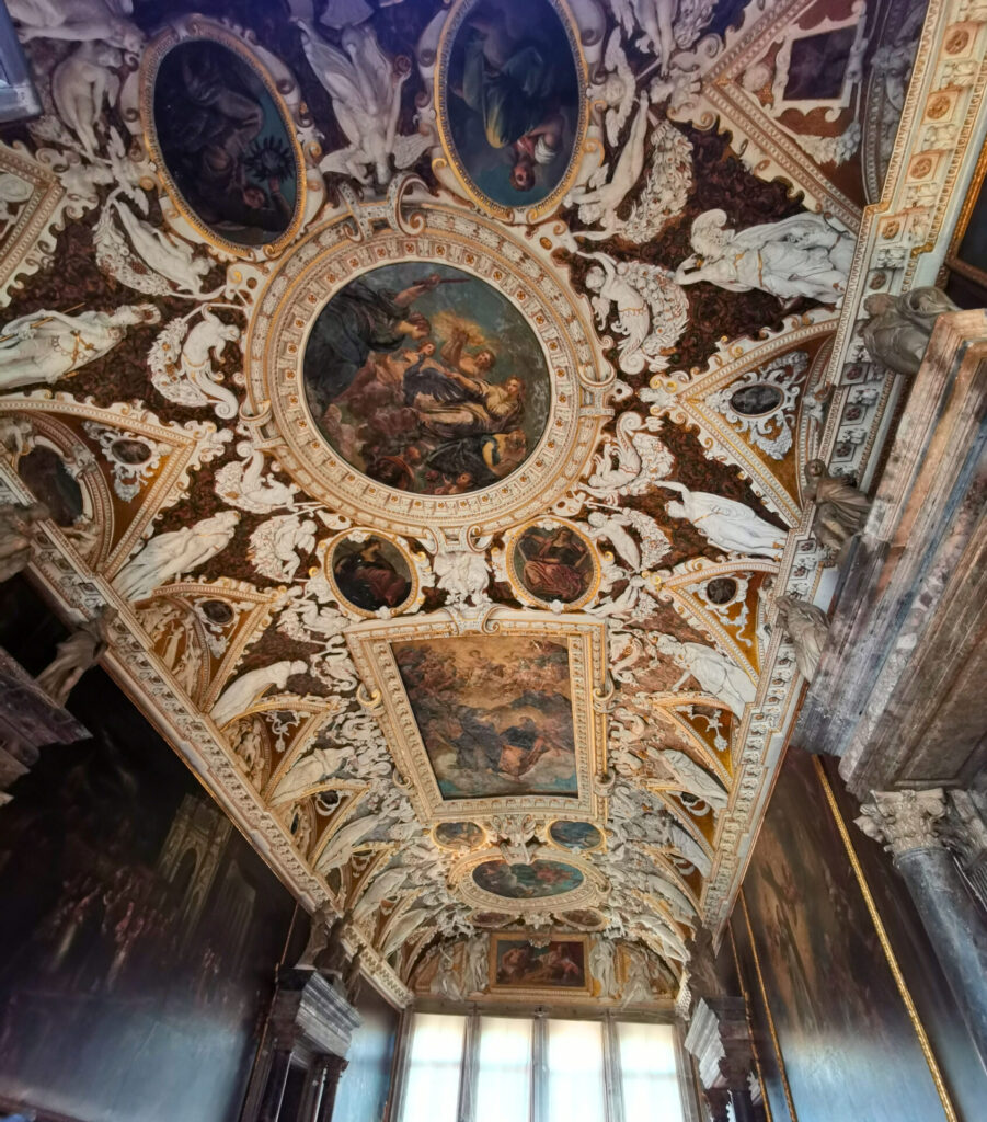 Dogenpalast Saal mit Goldverzierungen und Gemälden in Venedig